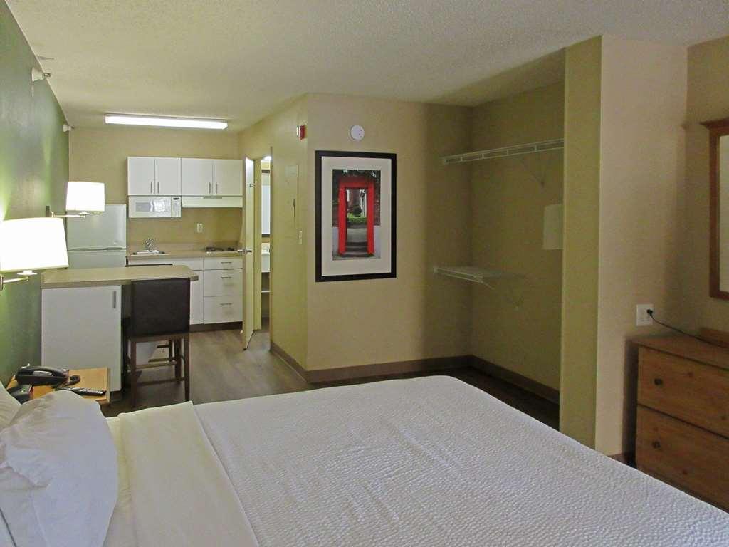 Suburban Studios Raleigh - Crabtree Valley Номер фото