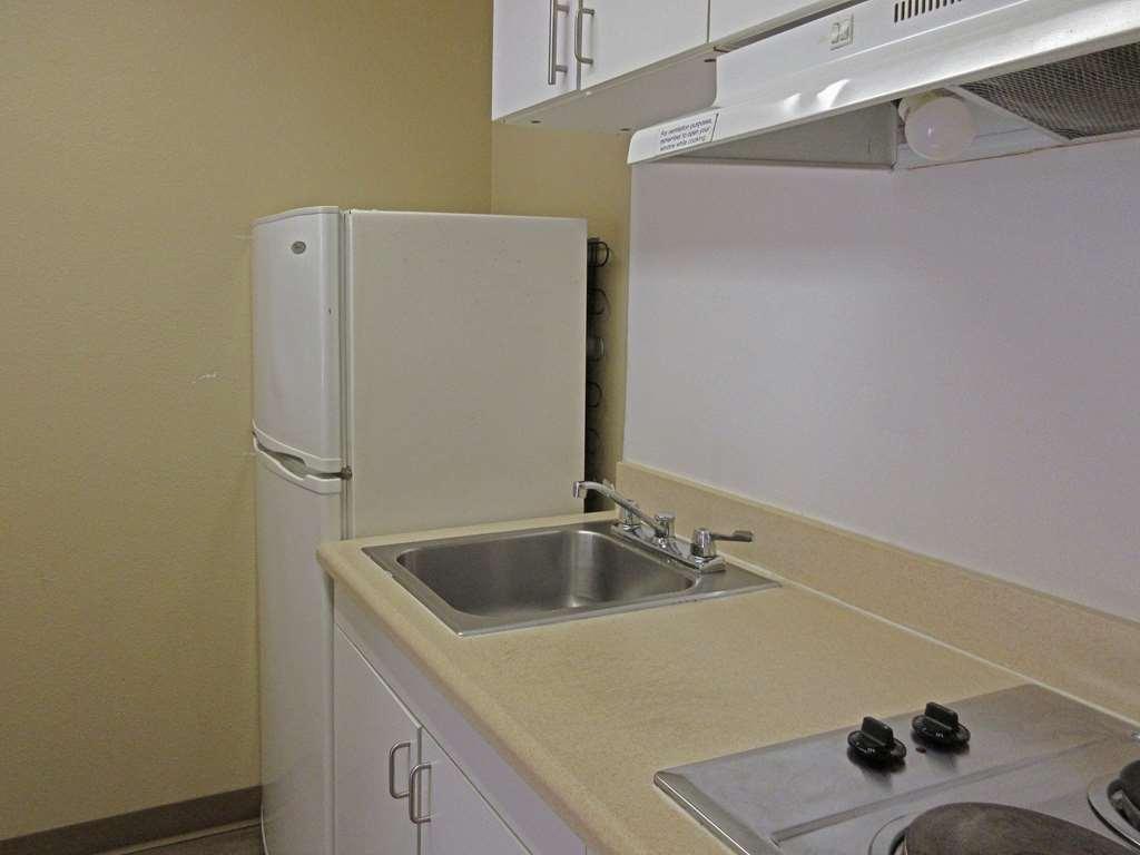 Suburban Studios Raleigh - Crabtree Valley Номер фото
